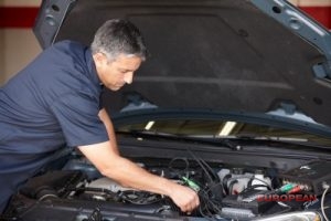 mechanic tunes up car